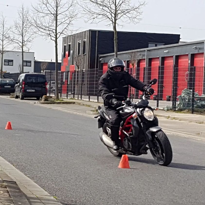 24.11.2022: Motorradfahrer bei Praxisausbildung