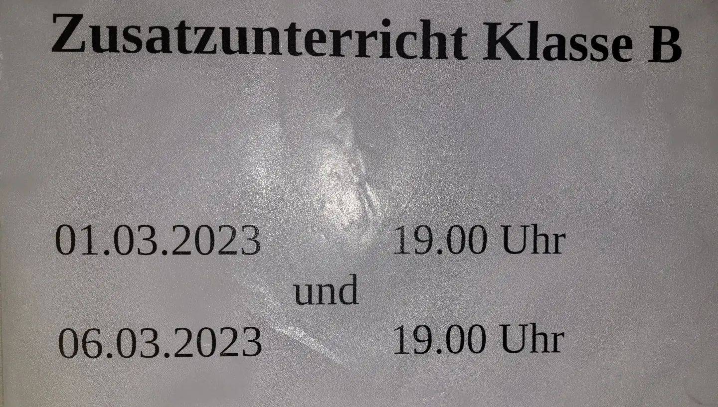 Zettel mit Termin zum Zusatzunterricht Klasse B am 1. und 6. März