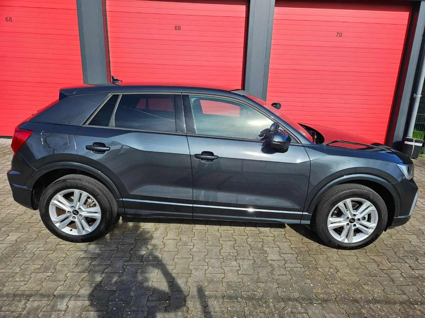 Garagenhof, davor unser neuer Audi Q2 Automatik