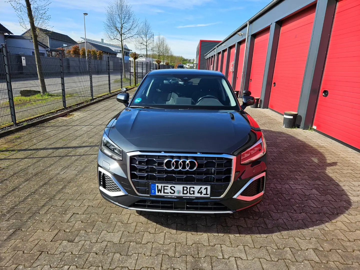 Garagenhof, davor unser neuer Audi Q2 Automatik