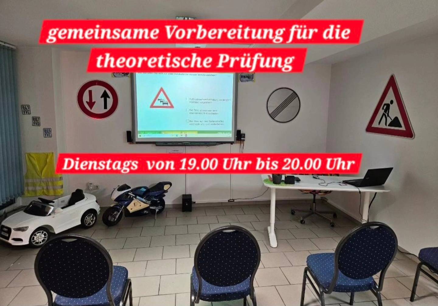22.01.2025: Neues Angebot -Gemeinsam Lernen- Bild des Theorieunterrichtsraum, mit Tafel und typischen fahrschulgegenständen. Darauf der Text: -Gemeinsame Vorbereitung für die theoretische Prüfung - Dienstags von 19 bis 20 Uhr-