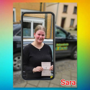 Bunter Hintergrund, mit Bild der Auto-Prüflinge nach der Führerscheinübergabe