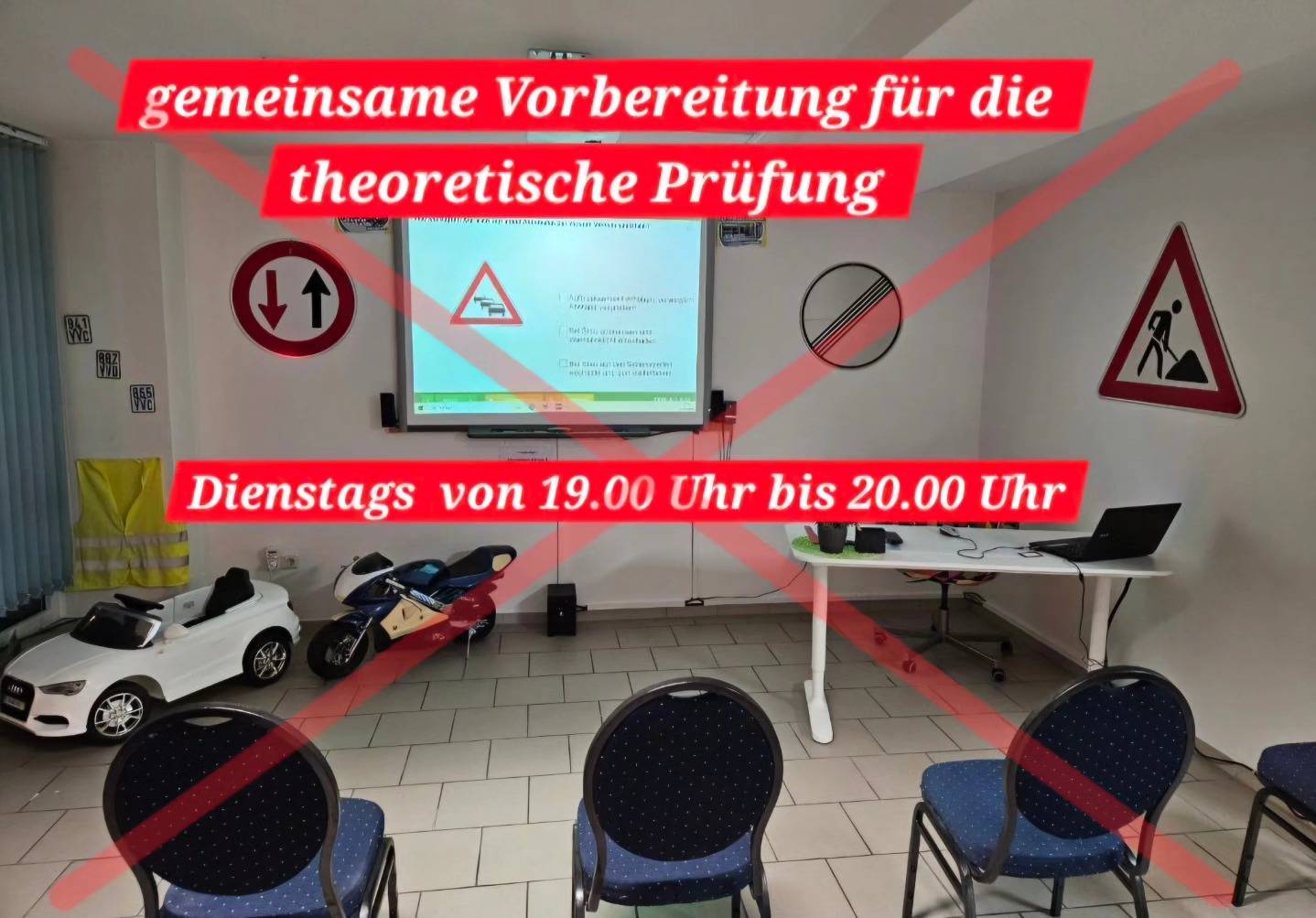 Durchgestrichenes Bild des Theorieunterrichtsraum, mit Tafel und typischen Fahrschulgegenständen. Darauf der Text: -Gemeinsame Vorbereitung für die theoretische Prüfung - Dienstags von 19 bis 20 Uhr- 