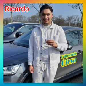 Bunter Hintergrund, mit Bild der Auto-Prüflinge nach der Führerscheinübergabe