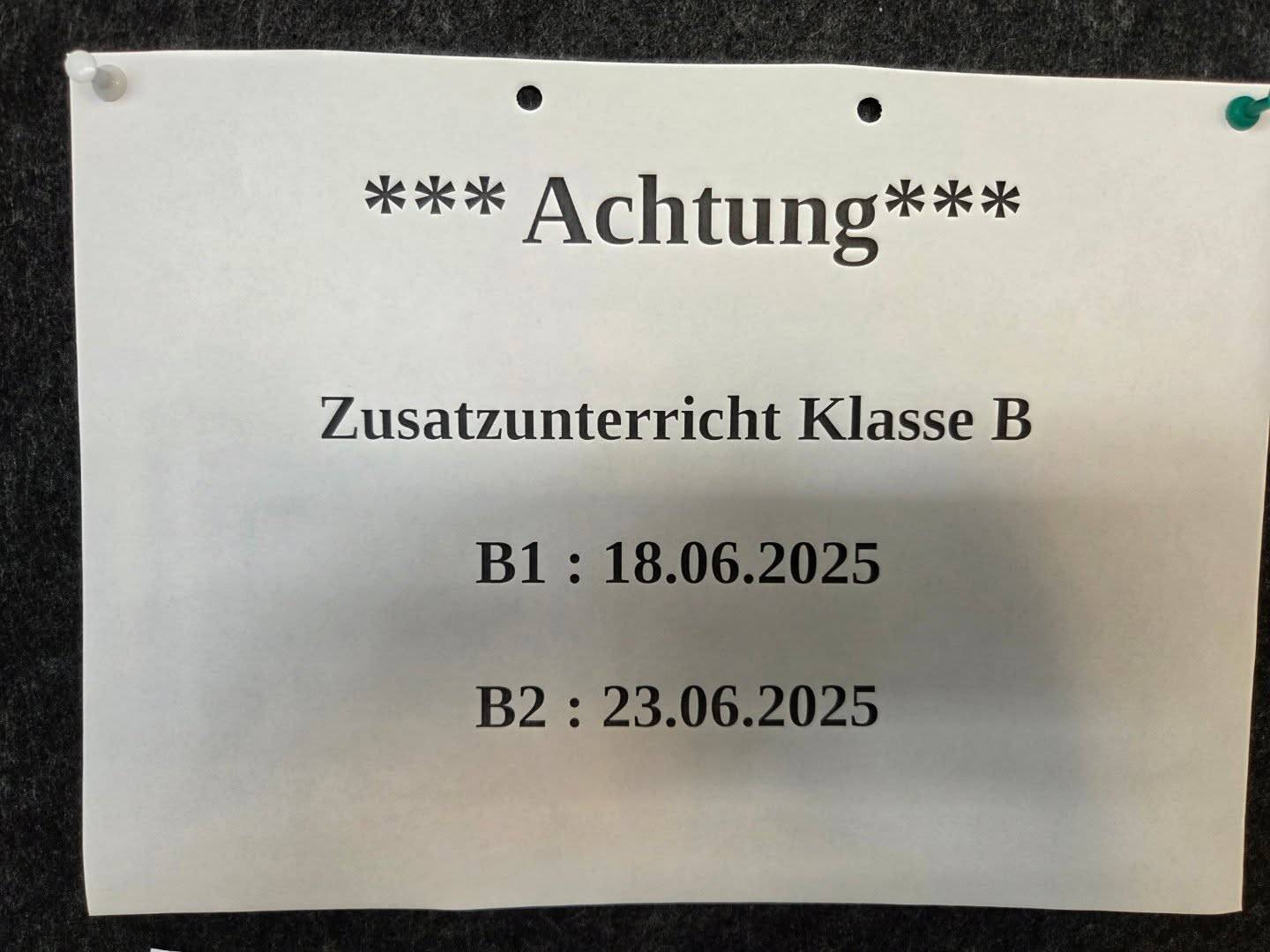 Aushang abfotografiert, mit den Daten zum Zusatzunterricht der Klasse B am 18. und 23. Juni 2025