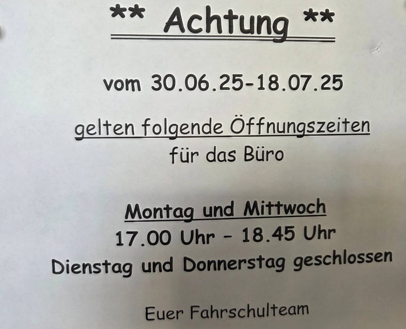30.06.2025: Eingeschränkte Öffnungszeiten vom 30.06.-18.07.2025 Aushang mit Text: Öffnungszeiten vom 30.6. - 18.7.2025 -> Montag und Mittwoch normal geöffnet, Dienstag und Donnerstag geschlossen
