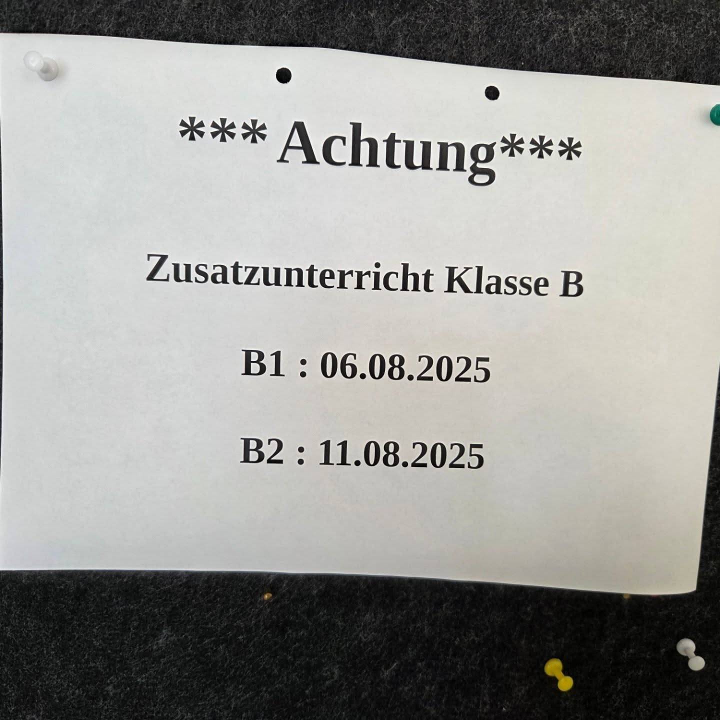 Aushang abfotografiert, mit den Daten zum Zusatzunterricht der Klasse B am 06. und 11. August 2025