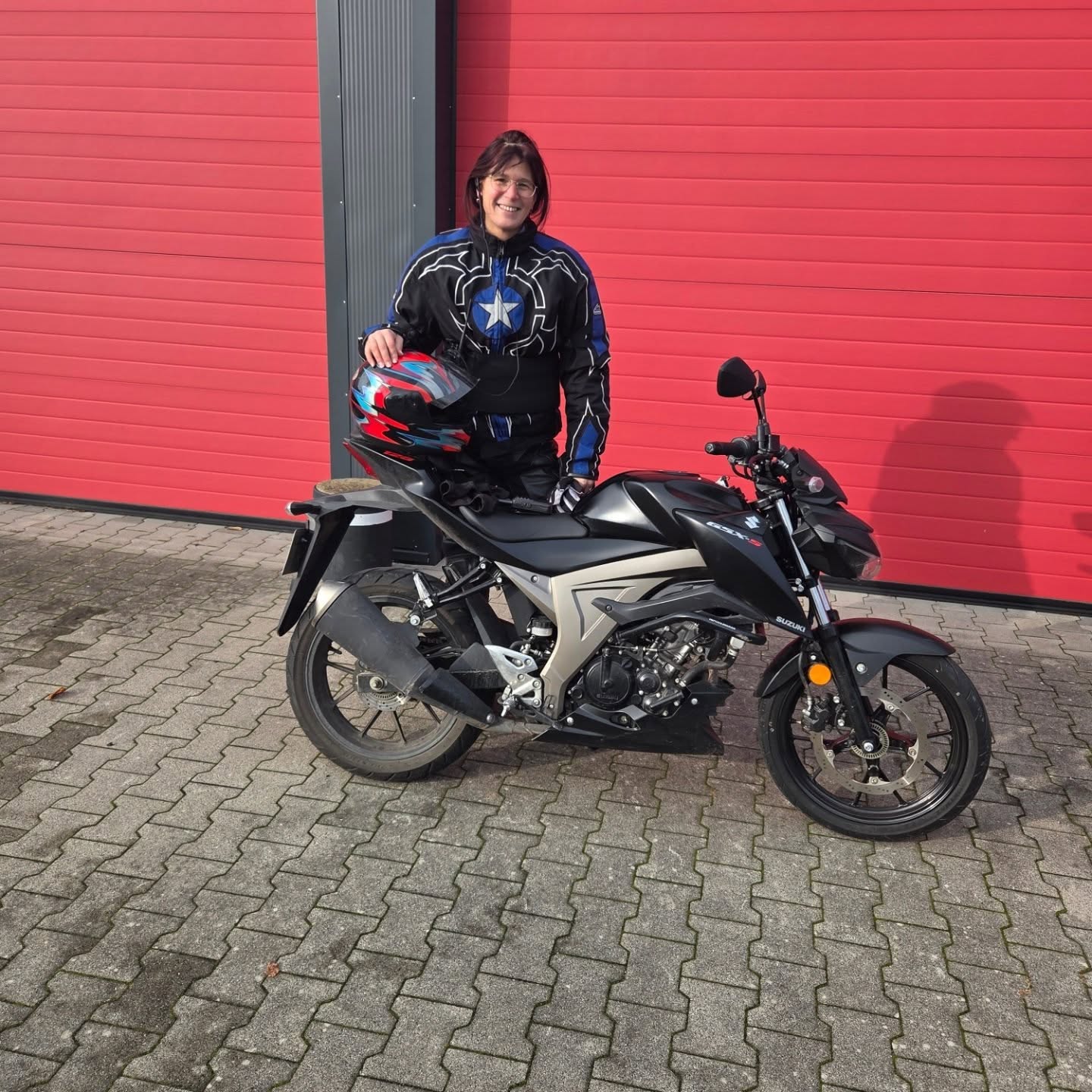 20.11.2025: Unsere neuen Führerscheininhaber vom Niederrhein Bunter Hintergrund, mit Bild der Zweirad und Auto-Prüflinge nach der Führerscheinübergabe