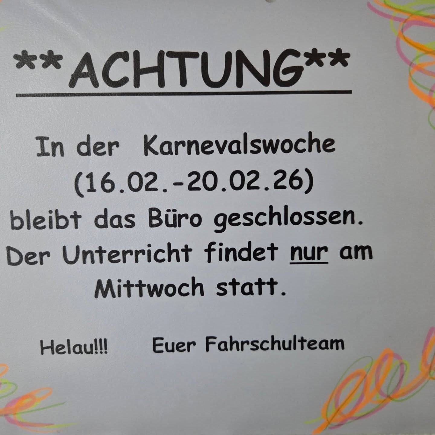 Aushang mit Text: Öffnungszeiten - In der Karnevalswoche bleibt das Büro geschlossen, Mittwochs findet der Unterricht statt