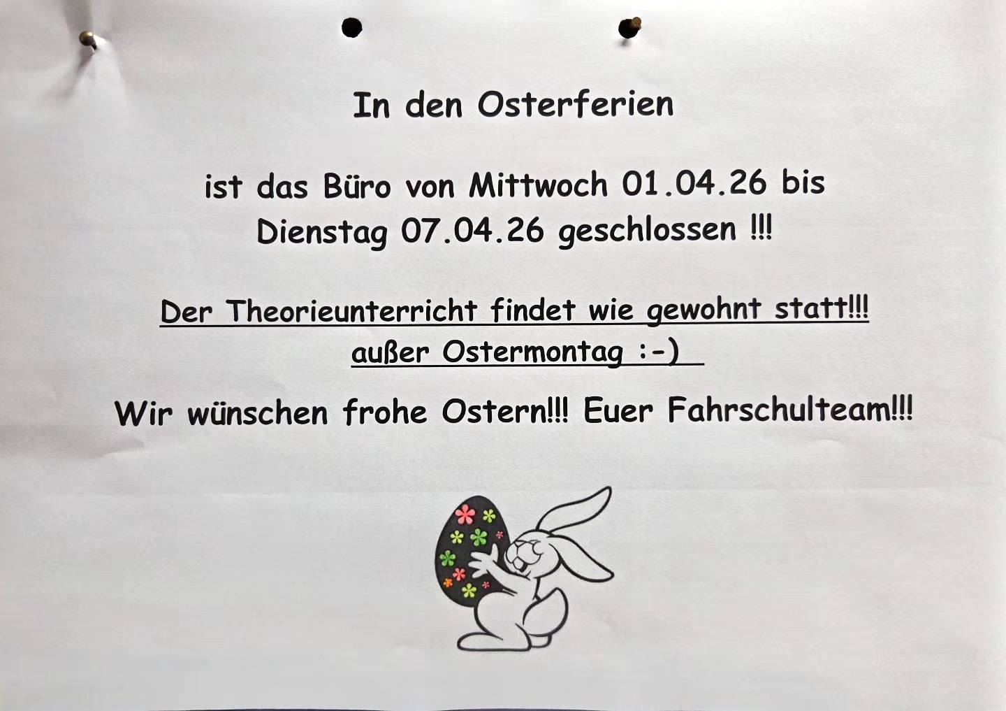 26.03.2026: Das Büro bleibt vom 1.-7. April geschlossen - Frohe Ostern Bürostuhl, Schreibtisch, davor ein Osterhase mit Ostergesteck